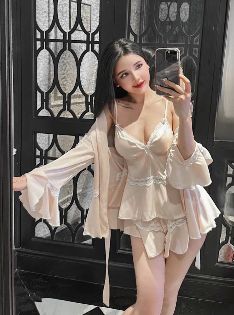 Pijama lụa phối ren hai dây xẻ táo bạo